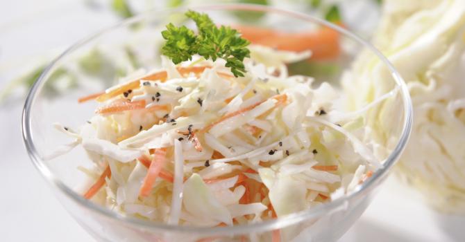 Recette de salade coleslaw légère à la coriandre