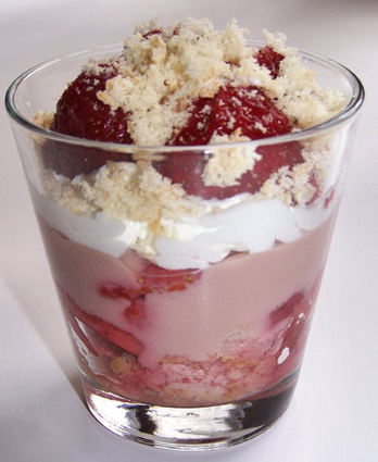 Recette de trifle de fraises à la rose et au chocolat blanc