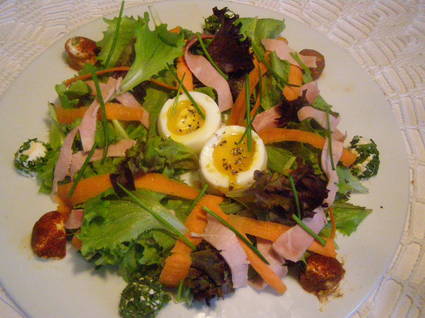 Recette de salade gourmande au jambon, œufs et chèvre frais