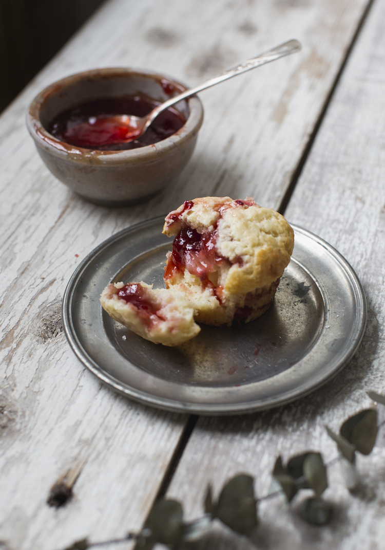 Muffins au yogourt & fraises farcis à la confiture