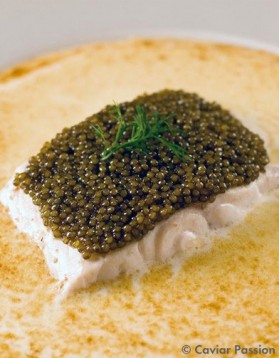 Bar de ligne « dos bleu » tartiné au caviar, crème fleurette gratinée ...