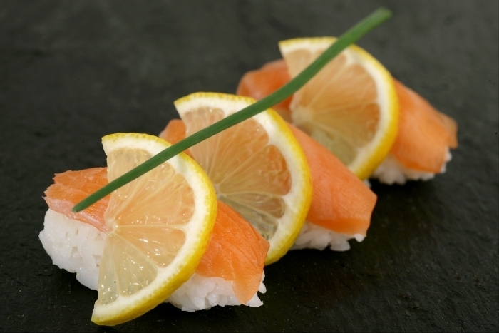 Recette de sushi nigiris de saumon fumé facile et rapide