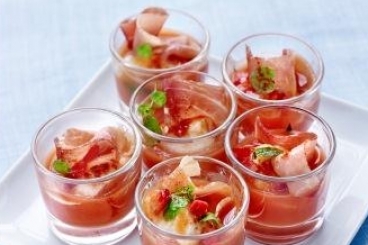 Recette de tomate-fraise melba jambon cru et mélisse rapide