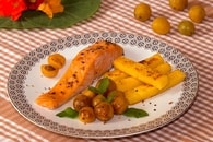 Saumon aux mirabelles confites au sirop d'érable et frites de polenta