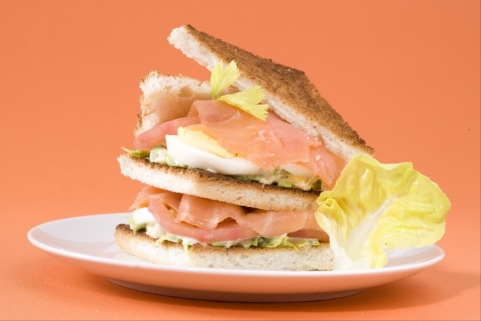 Recette de club sandwich au saumon fumé facile et rapide