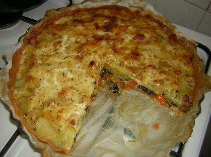 Recette de tarte aux légumes, lardons fumés et fromage à raclette ...