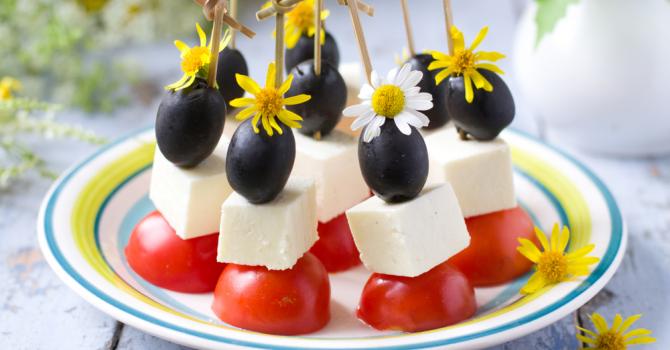 Recette de mini-brochettes de tomates, féta et olives