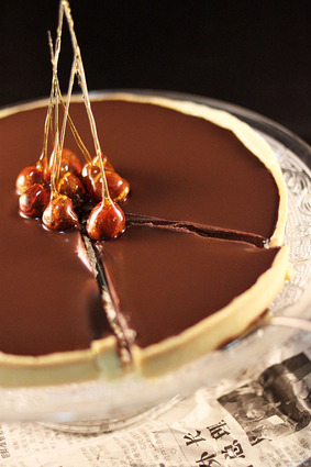 Recette de tarte au chocolat et son décor au caramel