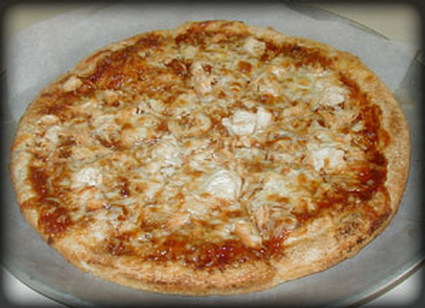 Pizza au poulet, artichauts et câpres