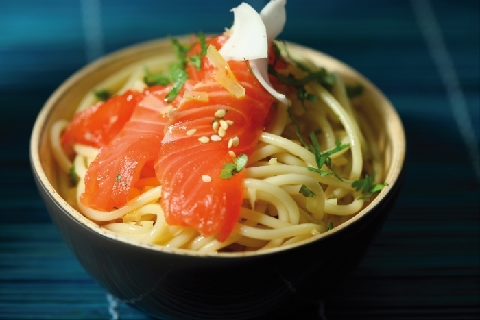 Recette de spaghettoni saumon cru, gingembre et citron confit facile ...