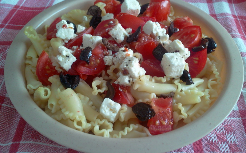 Recette salade de pâtes aux tomates, féta, olives pas chère et ...
