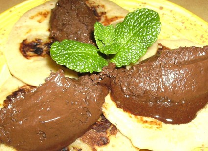 Recette de pancakes à la banane et quenelles de mousse au chocolat