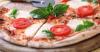 Recette de pizza sauce tomate, mozzarella, chèvre et basilic façon ...