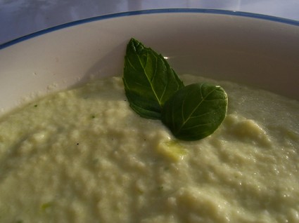 Recette de soupe fraîche de courgette, menthe et basilic