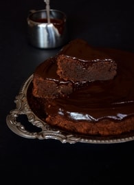 Gâteau au chocolat, glaçage chocolat et sauce au caramel