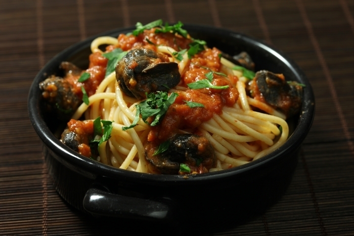 Recette de spaghetti aux escargots, sauce tomate persillée facile et ...