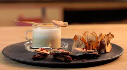 Cappucino de panais, chips de pomme fruit au foie gras, bouchées
