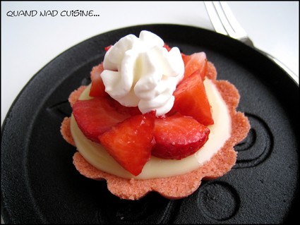 Tartelettes chocolat blanc-fraises sur biscuits roses de reims