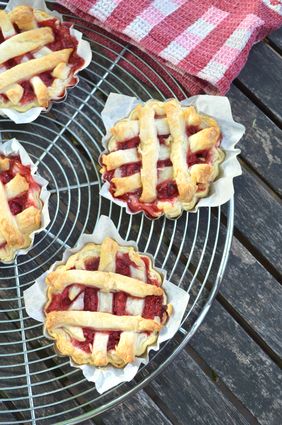 Recette de mini tartes aux fraises et pralines roses façon pies