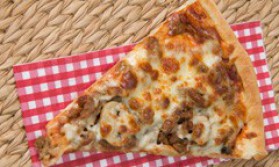 Pan-pizza au poulet barbecue et oignons caramélisés