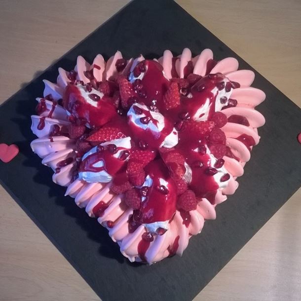 Pavlova de la saint valentin, meringue, chantilly vanillée, fraises et ...