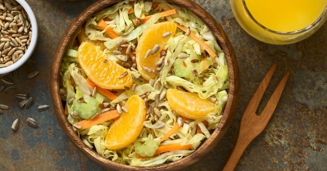 Salade vitaminée croq'kilos de céleri, carottes et chou blanc à l ...