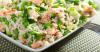 Salade de riz d'été légère au saumon, concombres et petits pois