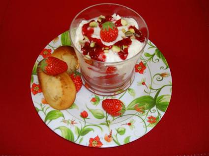 Verres gourmands aux fraises et mousse de faisselle, madeleines ...