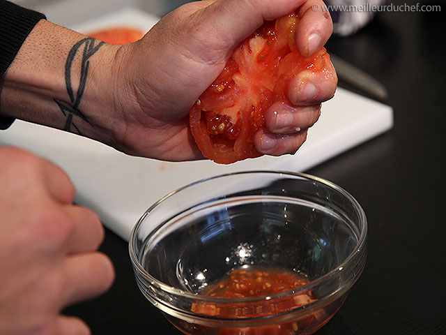 Épépiner des tomates  la recette illustrée  meilleurduchef.com