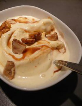 Crème glacée à la vanille, aux noix d'amazonie caramélisées ...