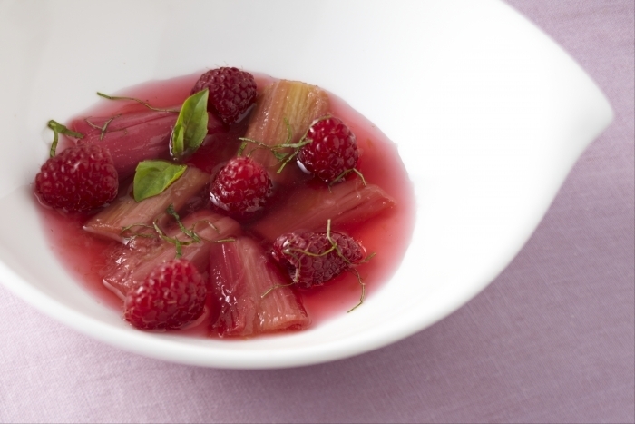 Recette de nage de rhubarbe et fruits rouges au basilic facile et rapide