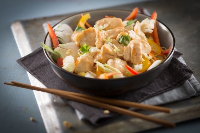 Recette de wok de poulet et légumes au satay facile et rapide