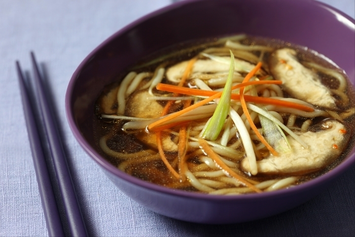 Recette de soupe de pâtes au bouillon de légumes fumés facile et ...