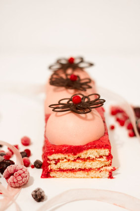 Recette de gâteau-bûche rose fruits rouges & chocolat blanc