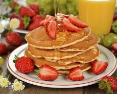 Recette mille-feuille de pancakes au yaourt, fraises et miel