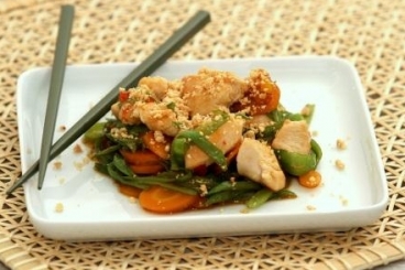 Recette de wok de poulet aux cacahuètes, carottes et pois gourmands