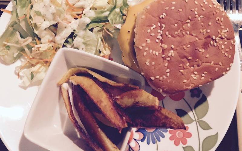 Recette burger maison pur bœuf, salade et potatoes économique ...