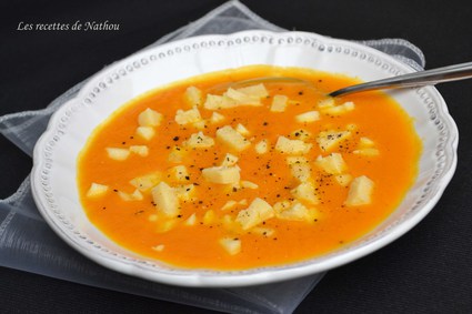 Recette de soupe aux carottes, dés de pommes et vieux comté