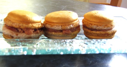 Macarons dorés au foie gras et confit d'oignons