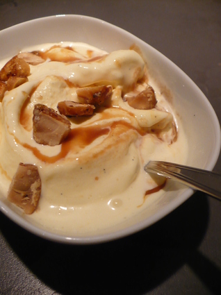 Crème glacée à la vanille, aux noix d'amazonie caramélisées