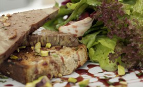 Foie gras sur nid de salade folle de printemps pour 4 personnes ...