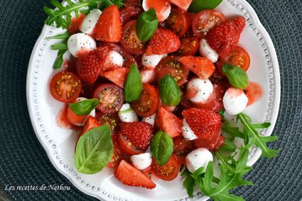 Salade de tomates, fraises et mozzarella, sauce fraises-citron vert