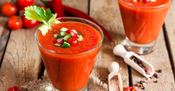 Recette de jus de tomate à l'avocat et au piment