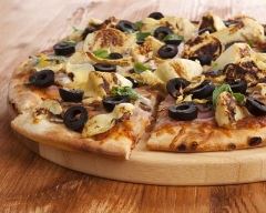 Recette pizza aux artichauts, olives et jambon