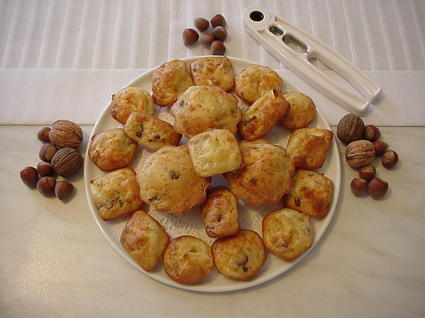 Recette de mini-cakes au chèvre, noix et raisins