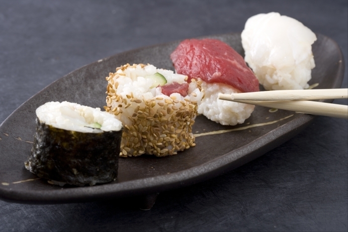 Recette de assortiment de sushis et makis au saumon facile