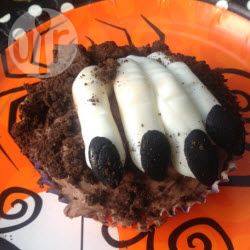 Recette muffins d'halloween avec des doigts de zombies en pâte à ...