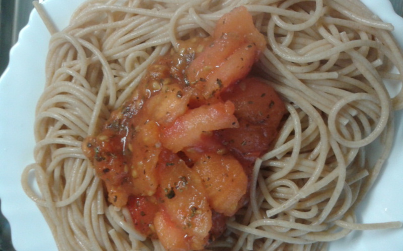 Recette spaghetti au blé complet et ses tomates basilic pas chère et ...