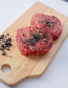 Steak haché aux aromates, poêlée d'oignons rouges