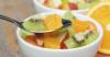 Salade de fruits aux kiwis, oranges, pommes et pamplemousse